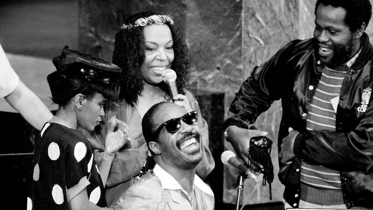 Singers Stevie Wonder and Roberta Flack, top, perform a duet Monday, May 13, 1985, during a performance at the United Nations. Wonder, who also turned 35-years-old on Monday, was honored by a U.N. Special Committee against Apartheid. The woman at left is unidentified. (AP Photo/Marty Lederhander)