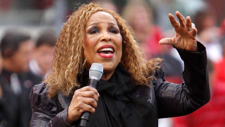 Singer Roberta Flack sings before the start of the Major League Baseball's Civil Rights game between the Cincinnati Reds and the St. Louis Cardinals at Great American Ball Park in Cincinnati, Ohio, May 15, 2010.        REUTERS/John Sommers II   (UNITED STATES - Tags: SPORT BASEBALL ENTERTAINMENT)