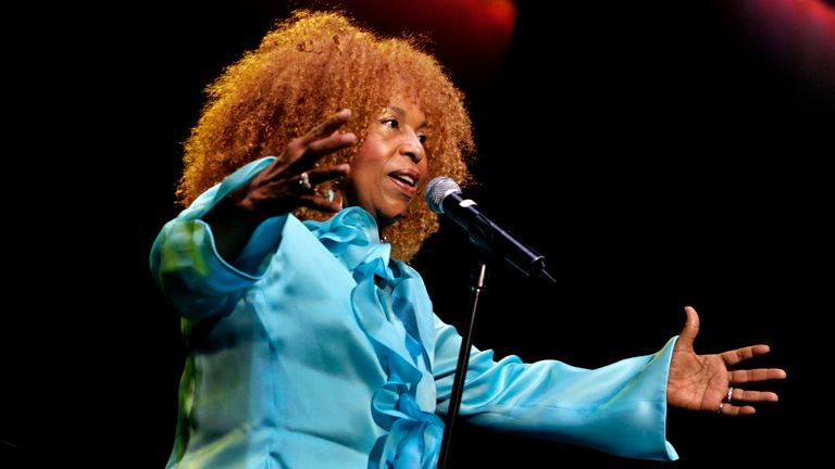 U.S. musician Roberta Flack performs during her concert in Calvia, in the Balearic island of Mallorca July 15, 2006. REUTERS/Dani Cardona (SPAIN)