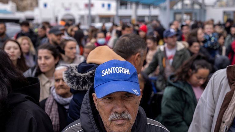 Οι άνθρωποι περιμένουν να επιβιβαστούν σε ένα πλοίο προς τον Πειραιά, κατά τη διάρκεια μιας αυξημένης σεισμικής δραστηριότητας στο νησί της Σαντορίνης της Ελλάδας, στις 4 Φεβρουαρίου 2025. Reuters/Alkis Konstantinidis