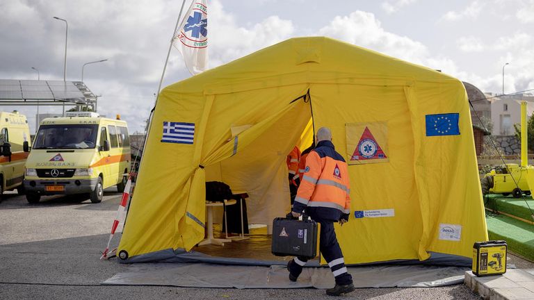 Członek załogi reagowania kryzysowego wchodzi do namiotu, podczas zwiększonej aktywności sejsmicznej na wyspie Santorini. Zdjęcie: Reuters