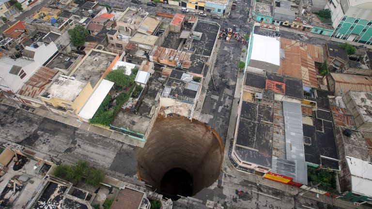 A giant sinkhole caused by the rains of Tropical Storm Agatha is seen in Guatemala City May 31, 2010. More than 94,000 people have been evacuated as the storm buried homes under mud, swept away a highway bridge near Guatemala City and opened up sinkholes in the capital. REUTERS/Casa Presidencial/Handout (GUATEMALA - Tags: ENVIRONMENT DISASTER) FOR EDITORIAL USE ONLY. NOT FOR SALE FOR MARKETING OR ADVERTISING CAMPAIGNS