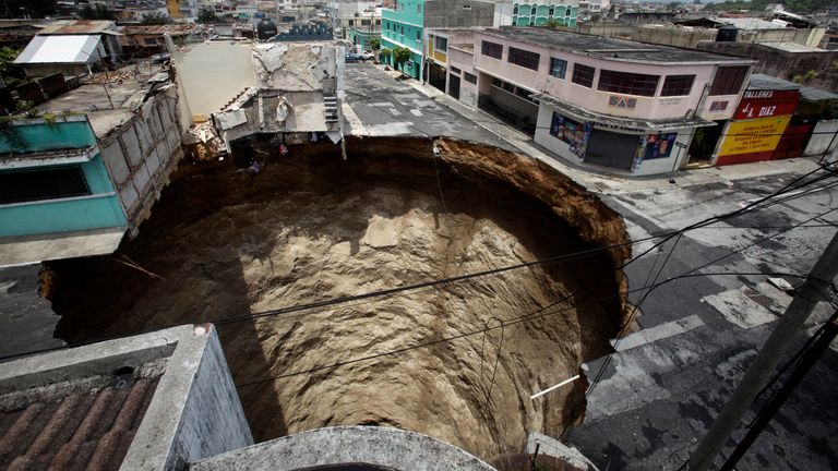 A giant sinkhole caused by the rains of tropical storm Agatha is seen in Guatemala City June 1, 2010. Collapsed roads and highway bridges complicated rescue efforts in Guatemala on Tuesday after Tropical Storm Agatha drenched Central America, burying homes under mud and killing at least 175 people. REUTERS/Daniel LeClair (GUATEMALA - Tags: ENVIRONMENT DISASTER)