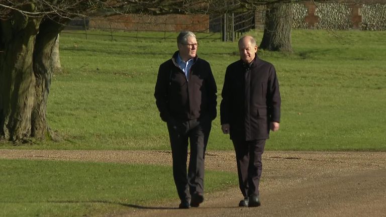 Sir Keir Starmer powitał niemieckiego kanclerza Sholza w swoim wiejskim domu w Buckinghamshire.
