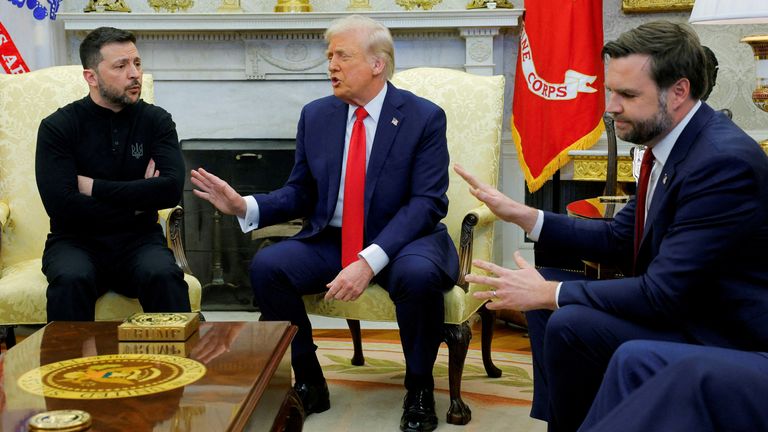 Presiden AS Donald Trump bertemu dengan Presiden Ukraina Volodymyr Zelenskyy sebagai Wakil Presiden AS JD Vance bereaksi di Gedung Putih di Washington, DC, AS, 28 Februari 2025. Reuters/Brian Snyder