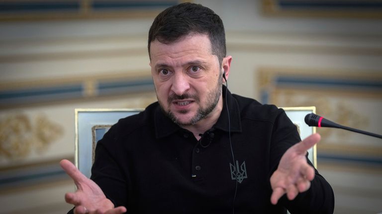 Prezydent VolodyMyr Zelenskyy przeprowadza wywiad w Kijowie w sobotę. PIC: AP