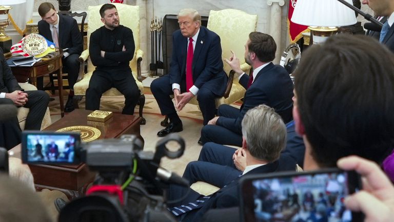 El vicepresidente JD Vance (R) habla con el presidente ucraniano Volodymyr Zelenskyy mientras el presidente Donald Trump escucha. Pic: AP