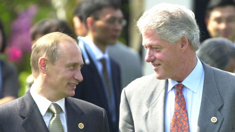 Bestand - In deze bestandsfoto van 21 juli 2000 deelt president Bill Clinton een licht moment met de Russische president Vladimir Poetin voor een groep van acht bijeenkomst in Nago, Okinawa, Japan. In een reeks interviews met de Amerikaanse filmregisseur Oliver Stone die op maandag 12 juni 2017 op de Amerikaanse televisie werd getoond, zei Poetin dat hij informeerde dat Rusland bij NAVO bij de NAVO kwam toen Clinton in 2000 Moskou bezocht. (AP Photo/Vincent Yu, bestand)