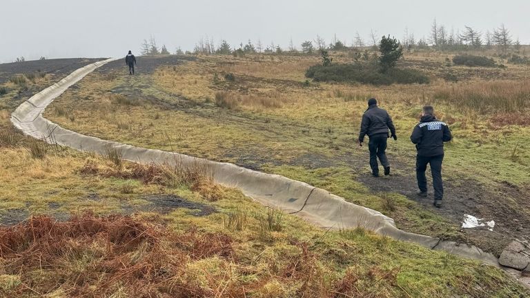 Les recherches sur les terres ouvertes se poursuivent. Pic: Police du sud du Pays de Galles