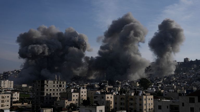 Israel alegou que os edifícios eram usados ​​por militantes palestinos. Pic: AP/Majdi Mohammed