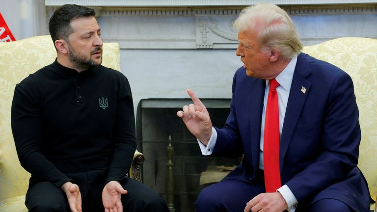 Los presidentes de Estados Unidos y Ucrania tenían una fila ardiente en la Casa Blanca, frente a los medios de comunicación del mundo.  Pic: Reuters/Brian Snyder