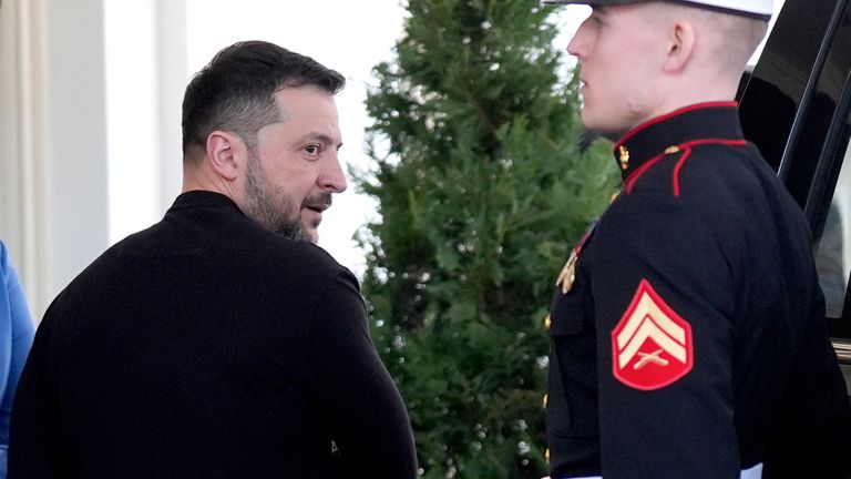 El presidente ucraniano, Volodymyr Zelenskyy, se fue después de una reunión con el presidente Donald Trump en la Casa Blanca, el viernes 28 de febrero de 2025 en Washington. (AP Photo/Evan Vucci)