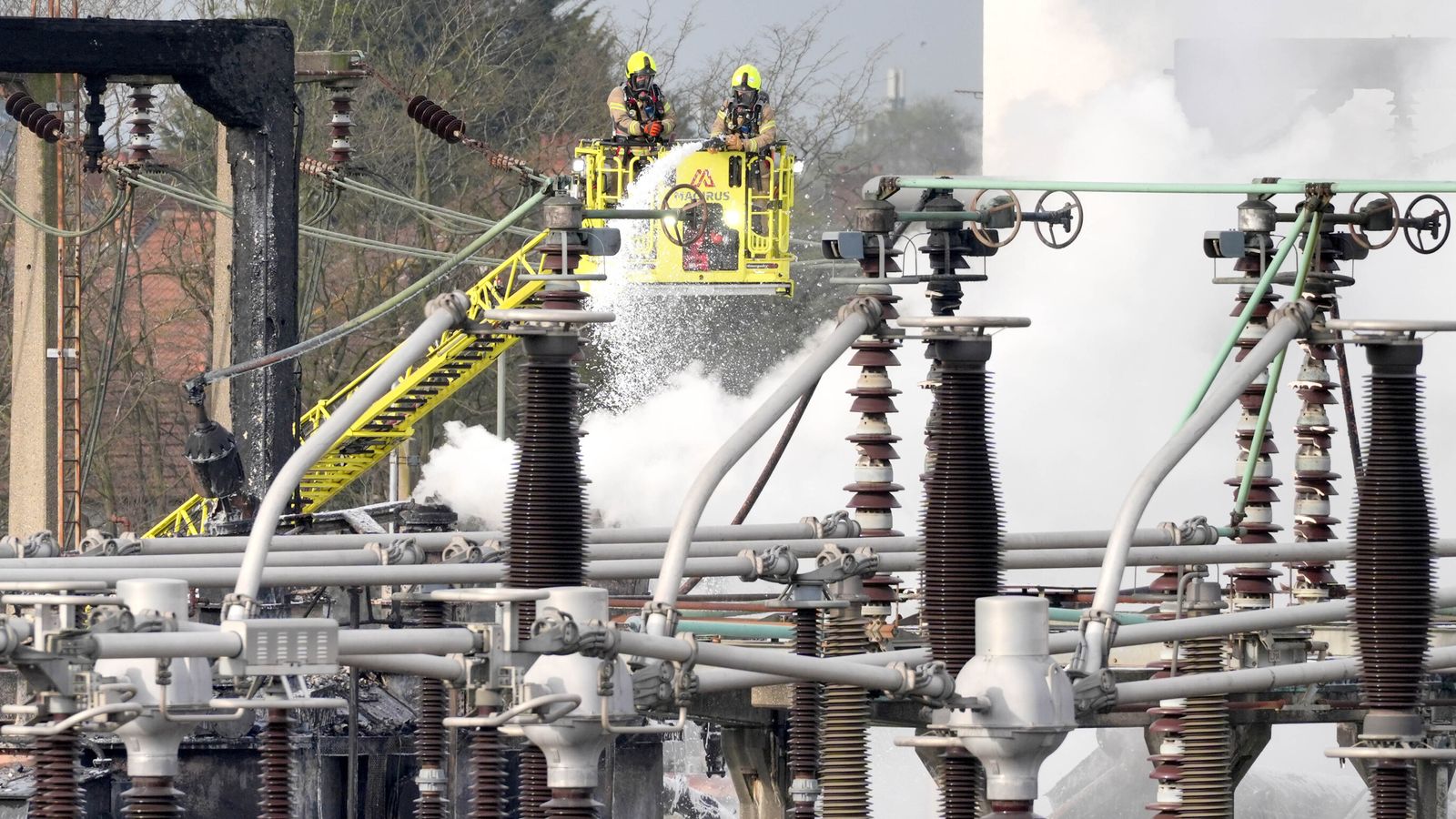 Heathrow Airport closed after 'significant power outage' due to nearby fire