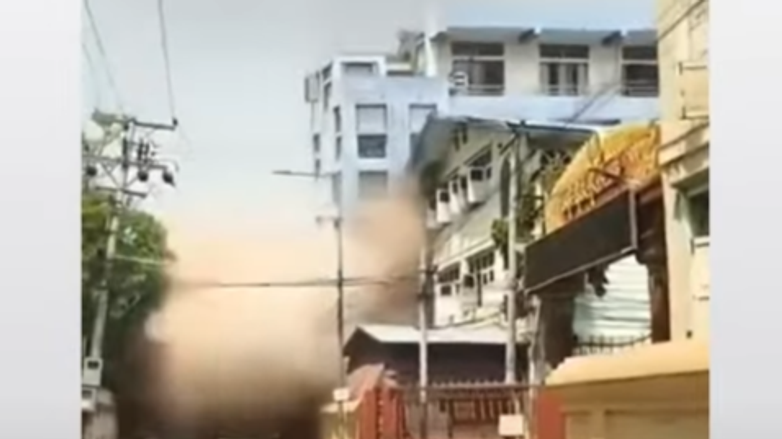 Той идва тъй като драматични кадри показват момента в който