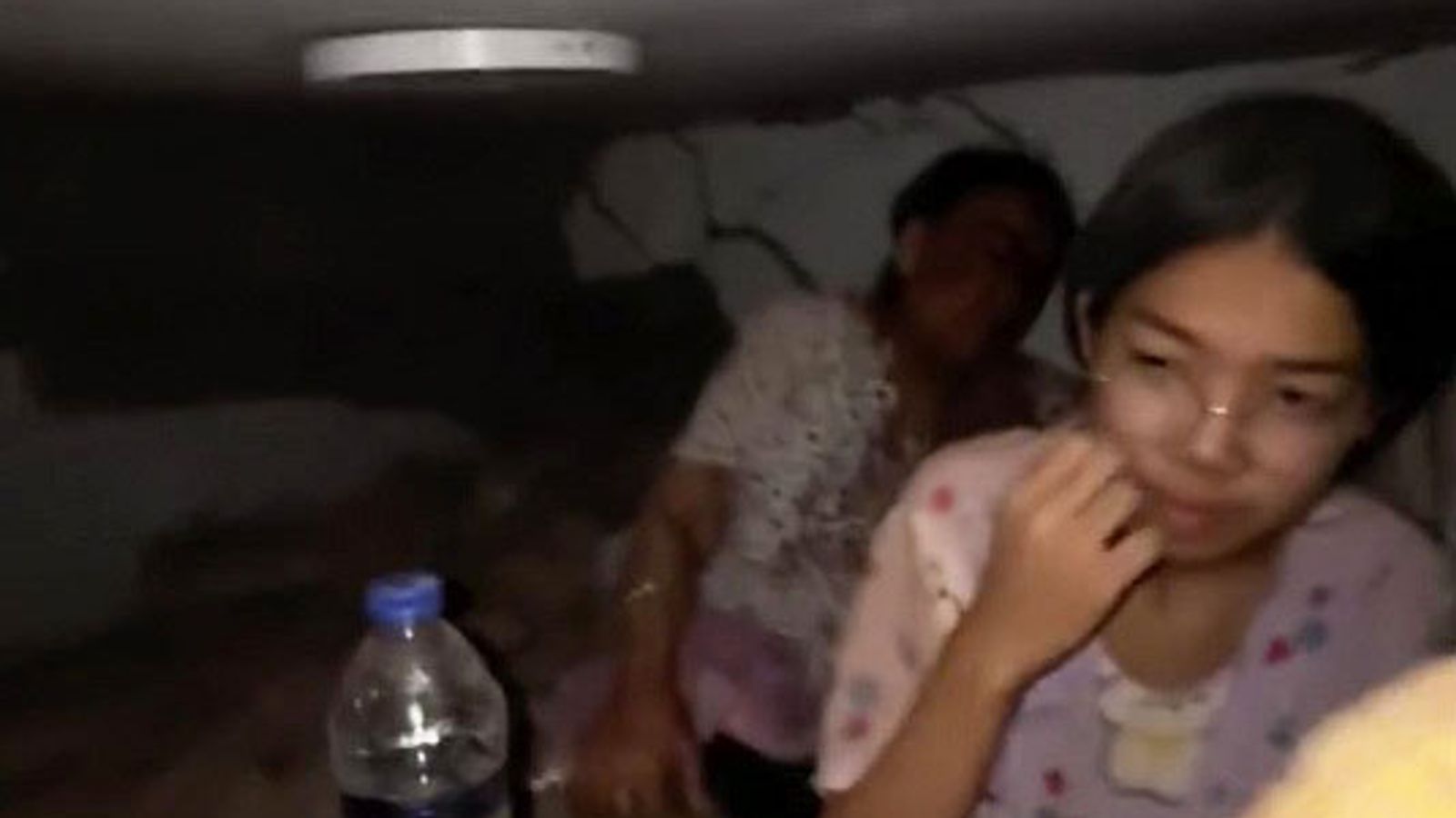 изображение Двете момичета и баба им бяха хванати сред развалините