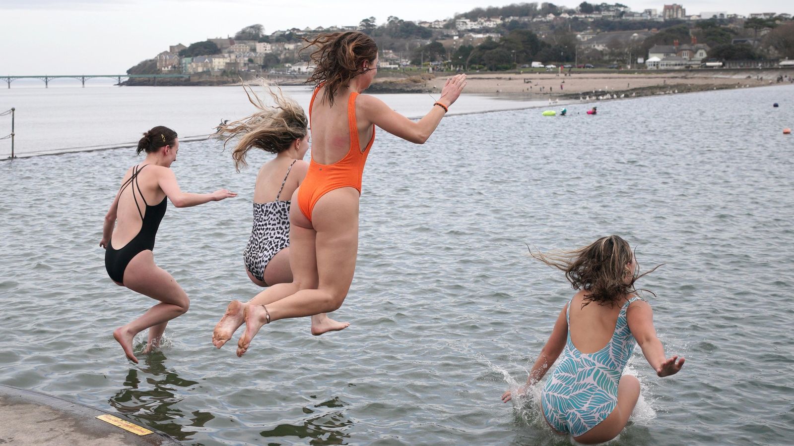 UK weather: Warm weekend brings 20C temperatures - hotter than Spain and Italy 