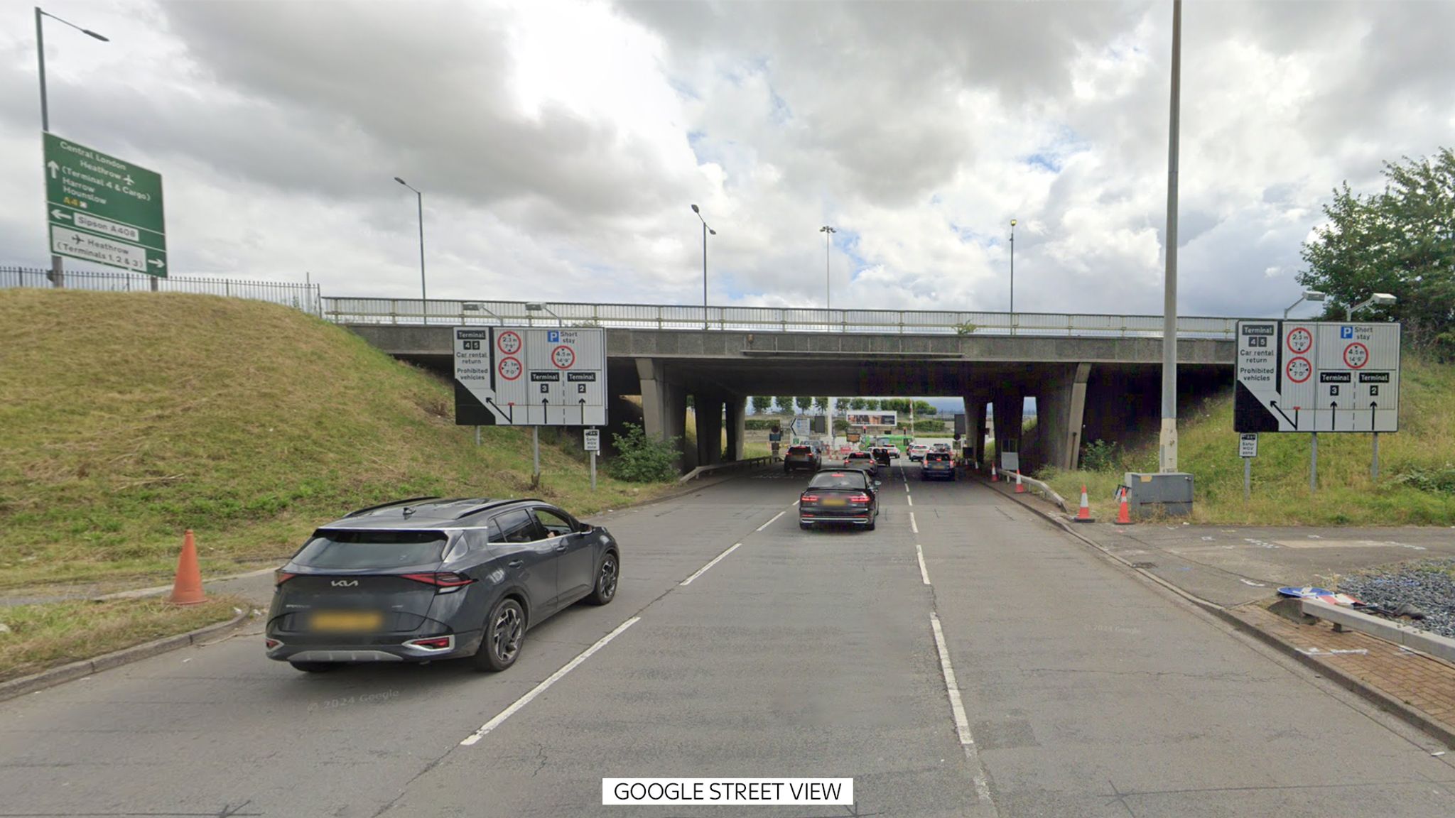 Passengers travelling to Heathrow Airport face delays on M4 after car