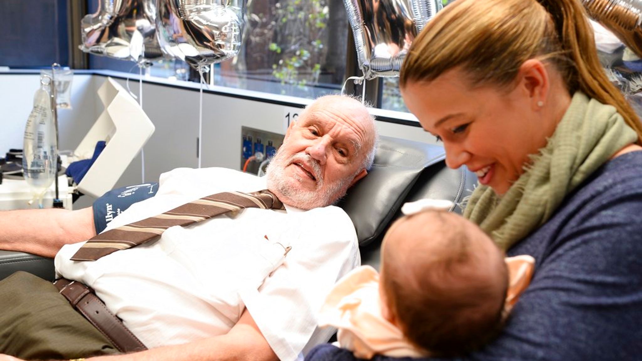Blood donor who saved the lives of 2.4 million babies dies | World News ...