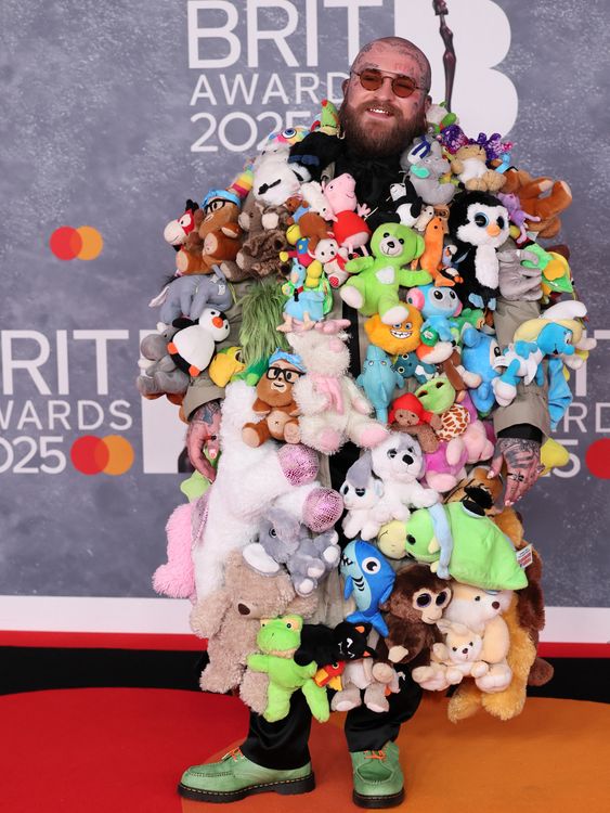 Mi hijo de tres años estaría por todo este atuendo, literalmente. El rapero Teddy Swims mostrando su lado más suave en la alfombra roja. Pic: Reuters