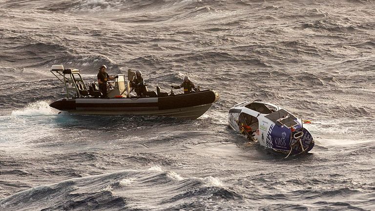 Sebuah kapal perang Australia menyelamatkan seorang pendayung solo Lithuania yang menemukan topan tropis saat berusaha melintasi Samudra Pasifik dari California.