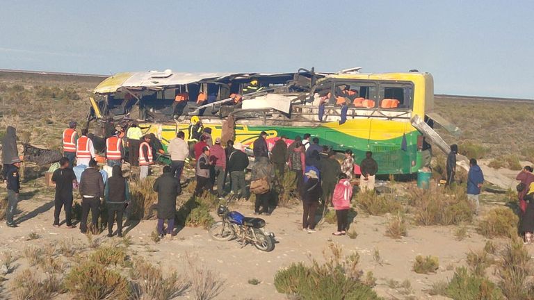 Mensen staan ​​in de buurt van het wrak van een van de twee bussen die bij de crash betrokken zijn. Pic: Reuters/Potosi Departmental Command