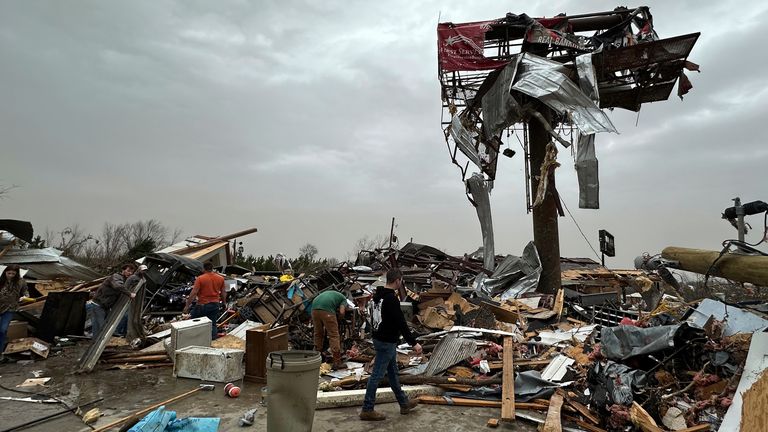 La gente trabaja en los escombros de la tienda de autopartes de Cave City el sábado 15 de marzo de 2025 después de una tormenta climática severa el viernes por la noche en Cave City, Ark. (Staci Vandagriff/Arkansas Democrat-Gazette a través de AP)