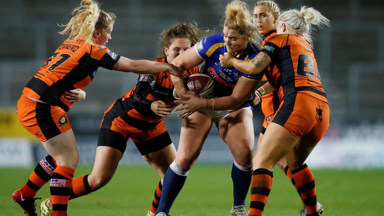 Daniika prim, en azul, jugando contra Castleford Tigers en 2019. Pic: Reuters