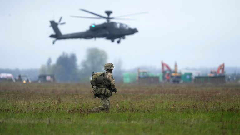 Një parashutist dhe helikopter britanik në Estoni në maj 2024. Foto: Reuters