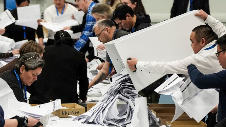 Les travailleurs électoraux se préparent à compter les votes lors des élections parlementaires à Nuuk, Groenland, mardi 11 mars 2025. (AP Photo / Evgeniy Maloletka)