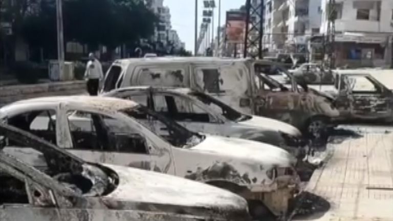 Autos quemados, tiendas dañadas y cuerpos vistos después de los enfrentamientos en Jableh de Siria