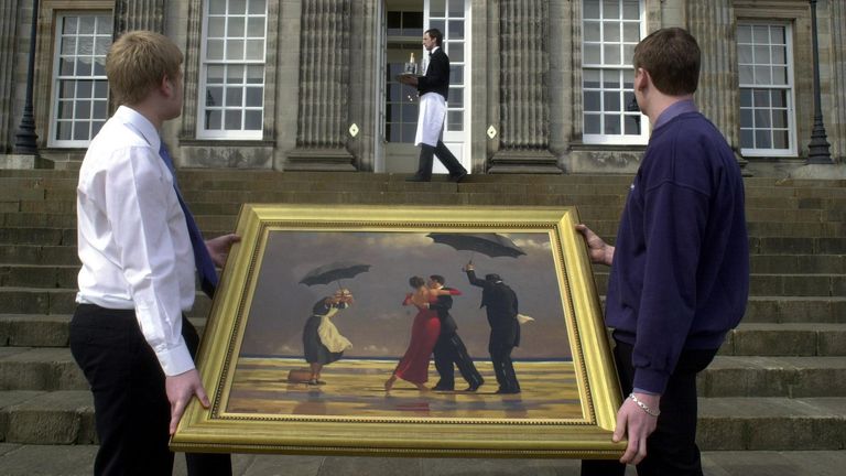 Butler Bryan Munroe en Hopetoun House camina junto a Jack Vettriano's "El mayordomo cantante" Pintura que será subastada por Sothebys en Hopetoun House el lunes 19 de abril. Se espera que la pintura alcance entre 150,000 y 200,000 en una subasta. South Queensferry.