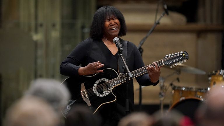 Joan Armatrading se produisant au service de célébration du Commonwealth Day. Pic: PA