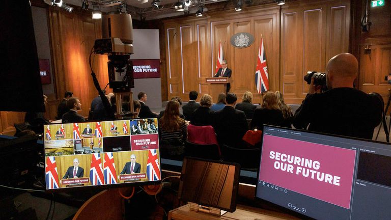 Keir Starmer hablando con los medios de comunicación en Downing Street después de organizar una videoconferencia con líderes internacionales.  Pic: Simon Dawson / No 10 Downing Street