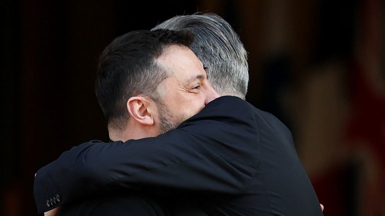 Keir Starmer abraza al presidente Zelenskyy cuando llegó a Londres para una cumbre sobre el futuro de Ucrania.