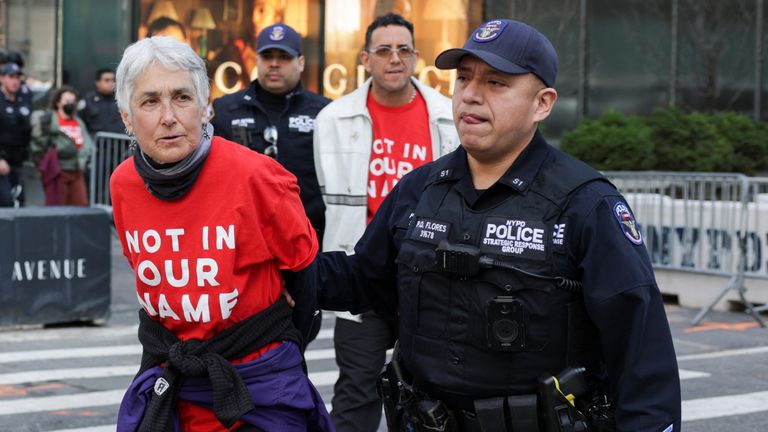 Los oficiales de policía detienen a los manifestantes durante una manifestación contra la detención del hielo del activista palestino y estudiante graduado de la Universidad de Columbia Mahmoud Khalil, en la Torre Trump en la ciudad de Nueva York, EE. UU., El 13 de marzo de 2025. Reuters/Jeenah Moon