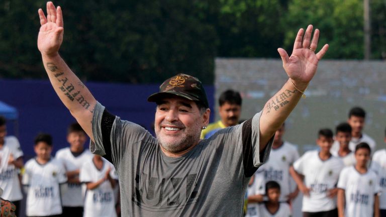 Diego Maradona, fait des gestes alors qu'il assiste à une clinique de football et à des jeunes joueurs de football en herbe à Kadambagachhi, à environ 45 kilomètres (28 miles) au nord de Kolkata, en Inde, le mardi 12 décembre 2017. Le capitaine de la coupe mondiale de la Coupe de 1986 pour l'Argentine est lors d'une visite de trois jours à Kolkata. (AP Photo / Bikas Das)