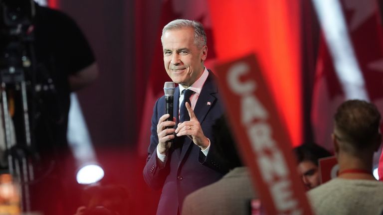 Le candidat à la direction du Parti libéral du Canada, Mark Carney, prononce un discours comme il est présenté lors de l'annonce de la direction libérale à Ottawa, en Ontario, dimanche 9 mars 2025. (Adrian Wyld / The Canadian Press via AP)