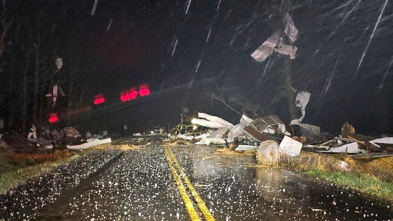 Los escombros vuelan en el condado de Webster, Missouri. Pic: AP