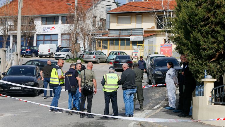 Los servicios de emergencia y los lugareños se reúnen en la escena en Kocani el domingo. Pic: Reuters