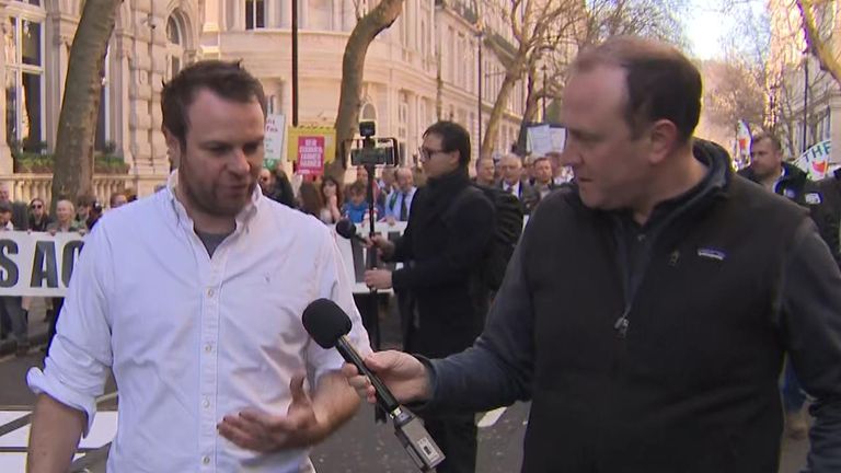 Olly Harrison lidera una protesta de agricultores en el centro de Londres