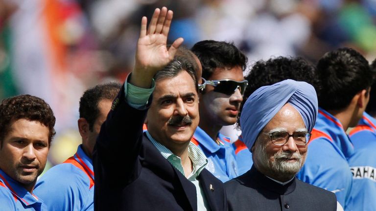 Pakistan Prime Minister Yousuf Raza Gilani and Indian Prime Minister Manmohan Singh greet the players ahead of the the Cricket World Cup semifinal 

