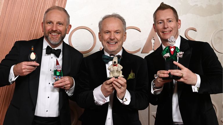 Set
15168292

Image
15168292cw

Photographer
David Fisher/Shutterstock

97th Annual Academy Awards, Arrivals, Los Angeles, California, USA - 02 Mar 2025
Richard Beek, Nick Park and Merlin Crossingham

2 Mar 2025