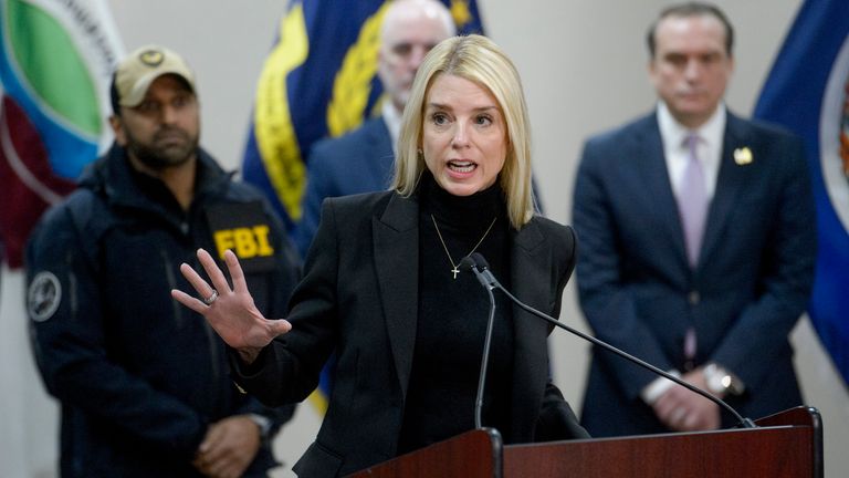 Başsavcı Pam Bondi, Virginia İç Güvenlik Görev Gücü tarafından bir operasyonda tutuklanan 24 yaşındaki bir MS-13 çete lideri hakkında konuşuyor.  Pic: AP