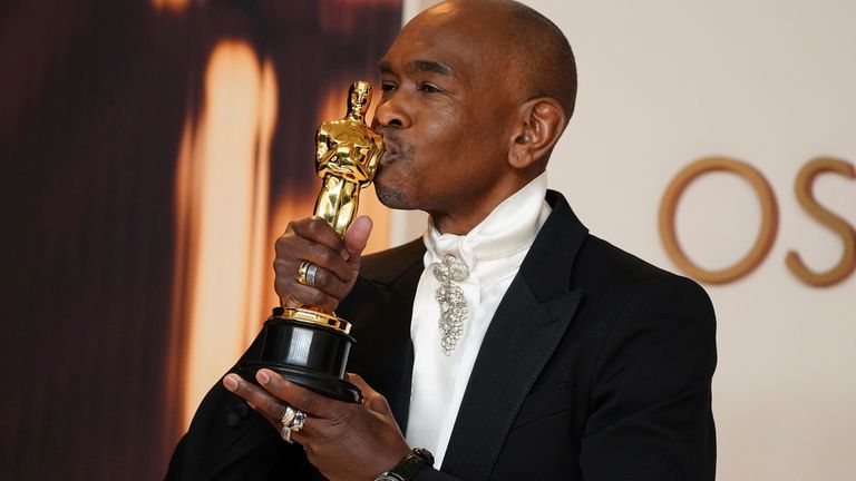 Paul Tazewell, ganador del premio al mejor diseño de vestuario para "Malvado," Poses en la sala de prensa en los Oscar el domingo 2 de marzo de 2025, en el Teatro Dolby de Los Ángeles. (Foto de Jordan Strauss/Invision/AP)