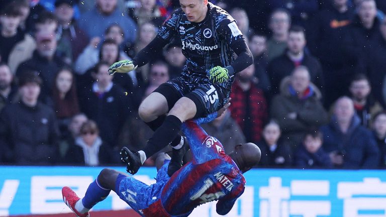 Futbol Futbolu - FA Kupası - Beşinci Tur - Crystal Palace v Millwall - Selhurst Park, Londra, İngiltere - 1 Mart 2025 Millwall'dan Liam Roberts faulleri Crystal Palace's Jean -Philippe Mateta ve daha sonra Reuters/David Klein gönderildi
