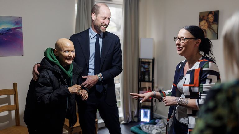 O príncipe de País de Gales com um Cashocate Gail Porter, quando conheceu um cidadão que mudou 31 casas de 31 cancelados para um Aberdeen. Imagem: PA