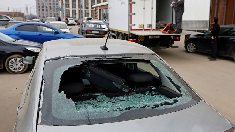 Un automóvil con una ventana rota está estacionado junto a un edificio residencial de varios pisos dañado en un reciente ataque de drones ucraniano, según las autoridades locales, en el curso del conflicto rusia-ucraína, en Vidnoye, región de Moscú, Rusia, 11 de marzo de 2025.