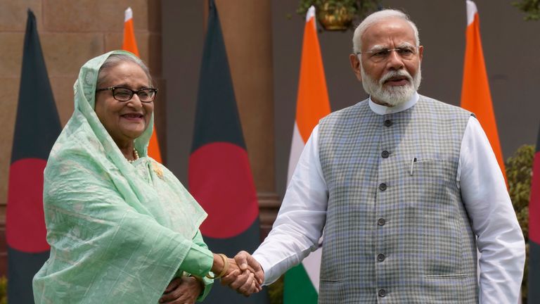 Sheikh Hasina mit Narendra Modi letztes Jahr in Neu-Delhi. Foto: AP/Manish Swarup