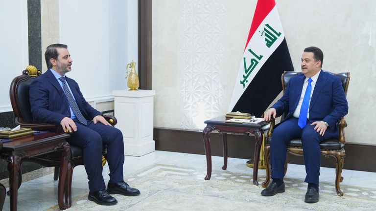 Perdana Menteri Irak Mohammed Syiah Al-Sudani bertemu dengan Menteri Luar Negeri Suriah Asaad Hassan Al-Shibani, di Baghdad, Irak, 14 Maret 2025. Kantor Media Perdana Menteri/Handout Irak melalui Editor Perhatian Reuters-Gambar ini disediakan oleh pihak ketiga.