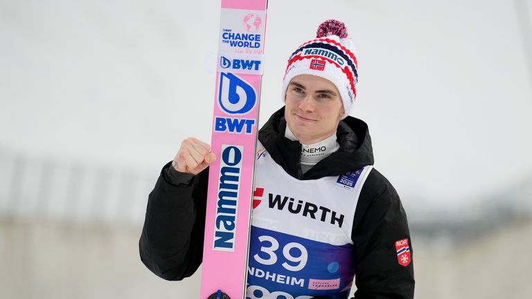 Marius Lindvik po zdobyciu srebrnego medalu na Nordic World Ski Championships w sobotę. PIC: AP Photo/Matthias Schrader